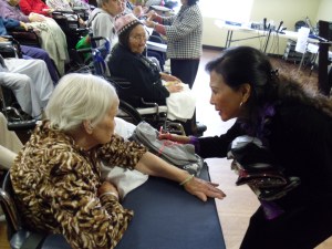 1.Thanh Mỹ hỏi thăm bịnh nhân