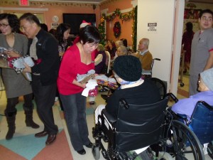 11.Thu Hà tặng Vớ và khăn choàng