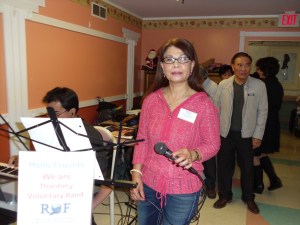 Kathy Lee hết mời bánh lại cầm micro, đàng nào các cụ cũng vui.