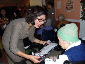 4.Kim Nguyen tặng vớ và khăn quàng cổ