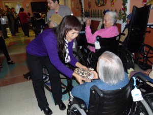 6.Quỳnh Hương tặng quà