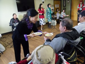 8.Thanh Mỹ tặng quà