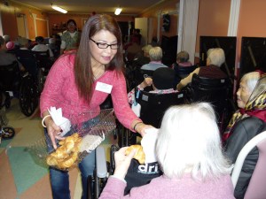 Kathy Lee mời bánh